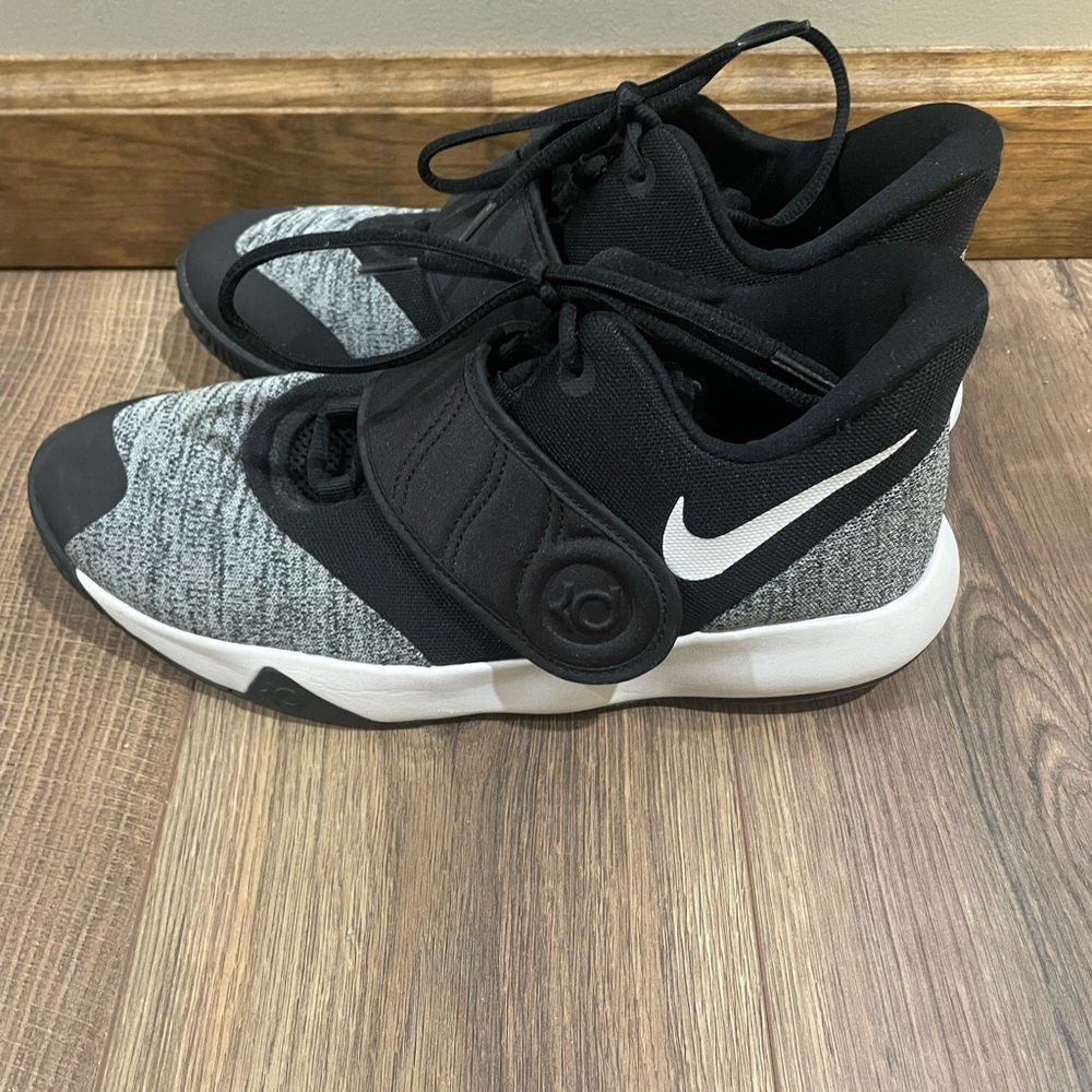 KD shoes. wore probably 5 times. in great condition, slight wear on bottom.